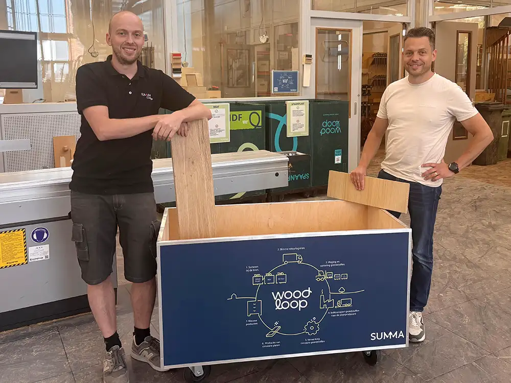 Joris van der Zanden  en Patrick Daniels van Summa Wonen en Design staan bij een verzamelbak van Wood Loop