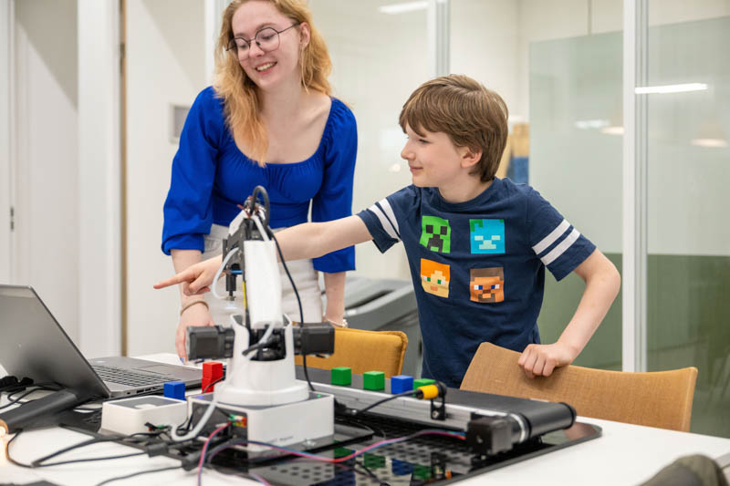 Kinderen leren en vermaken zich tijdens de High Tech Ontdekkingsroute 2024