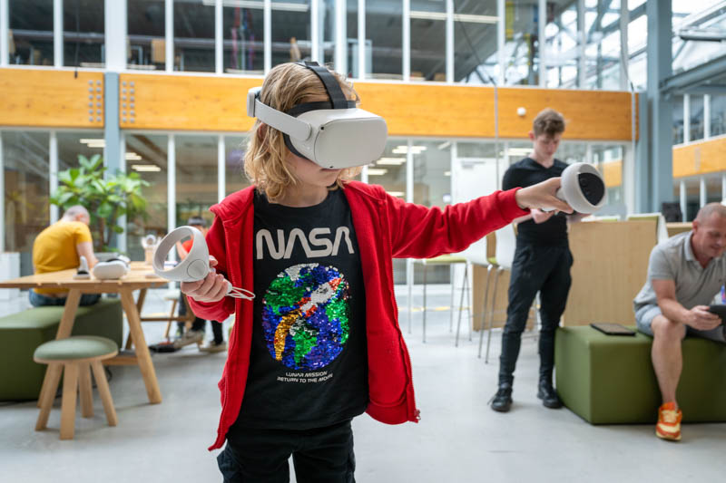 Kinderen leren en vermaken zich tijdens de High Tech Ontdekkingsroute 2024
