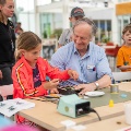 Kinderen leren en vermaken zich tijdens de High Tech Ontdekkingsroute 2024