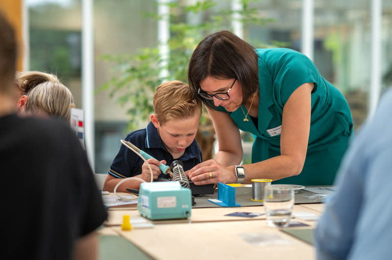 Kinderen leren en vermaken zich tijdens de High Tech Ontdekkingsroute 2024