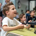 Kinderen leren en vermaken zich tijdens de High Tech Ontdekkingsroute 2024